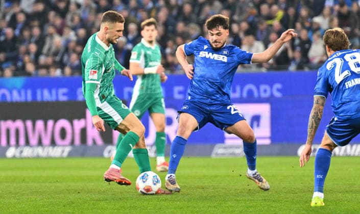 20.03.2026 - Fussball - Saison 2025 2026 - 2. Fussball - Bundesliga - 27. Spieltag: Karlsruher SC KSC Karlsruhe - SpVgg Greuther Fürth SGF ( Kleeblatt ) - Sportfoto Zink - xwoxzix - DFL regulations prohibit any use of photographs as image sequences and or quasi-video - only for editorial use - Dennis Srbeny (7, SpVgg Greuther Fürth ) Lilian Egloff (25, Karlsruher SC KSC )