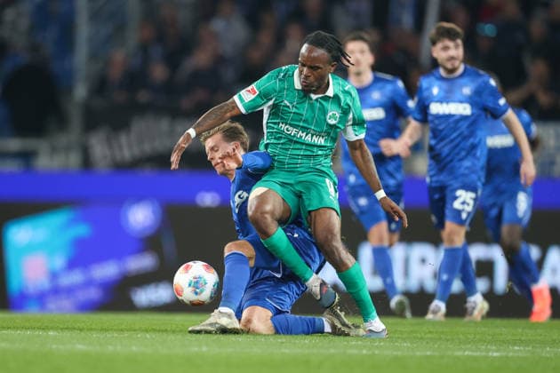 Dzenis Burnic (Karlsruher SC, 07) im Zweikampf mit Noel Futkeu (SpVgg Greuther Fuerth, 09), Karlsruher SC vs. SpVgg Greuther Fuerth, 2. Bundesliga, 27. Spieltag, 2025 2026, 20.03.2026, DFL REGULATIONS PROHIBIT ANY USE OF PHOTOGRAPHS AS IMAGE SEQUENCES AND OR QUASI-VIDEO, Karlsruher SC vs. SpVgg Greuther Fuerth, 2. Bundesliga, 27. Spieltag, 2025 2026, 20.03.2026 Karlsruhe