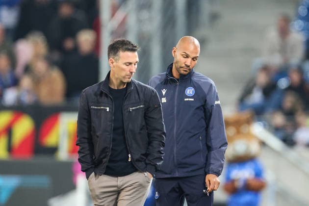 unzufrieden Christian Eichner (Karlsruher SC, Chef-Trainer) Daniel Gordon (Karlsruher SC, Co-Trainer), Karlsruher SC vs. SpVgg Greuther Fuerth, 2. Bundesliga, 27. Spieltag, 2025 2026, 20.03.2026, DFL REGULATIONS PROHIBIT ANY USE OF PHOTOGRAPHS AS IMAGE SEQUENCES AND OR QUASI-VIDEO, Karlsruher SC vs. SpVgg Greuther Fuerth, 2. Bundesliga, 27. Spieltag, 2025 2026, 20.03.2026 Karlsruhe