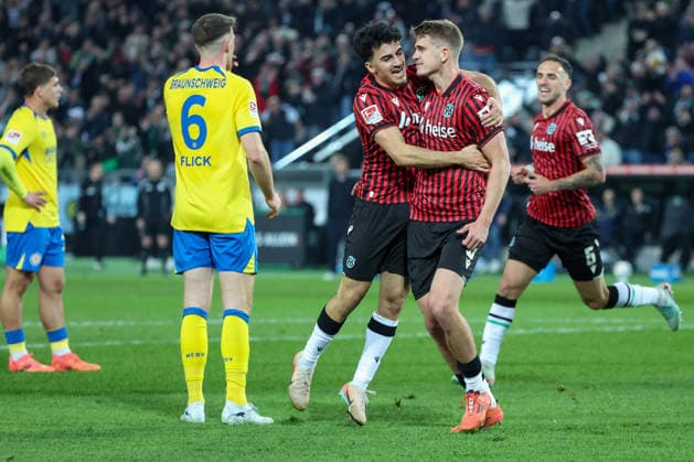 2. Bundesliga - Hannover 96 - Eintracht Braunschweig am 20.03.2026 in der Heinz von Heiden Arena in Hannover Jubel, Torjubel, Torschuetze, Torschütze Maik Nawrocki (Hannover) jubelt nach seinem Tor zum 1 zu 0 mit der Mannschaft , Florian Flick (Braunschweig 6) ist unzufrieden, enttäuscht, enttaeuscht, niedergeschlagen