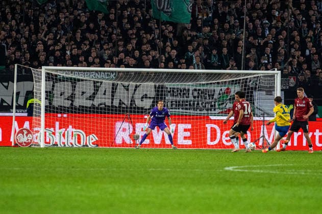 Deutschland: Fussball 2. Bundesliga, 27. Spieltag 2025 2026, Hannover 96 - Eintracht Braunschweig am 20.03. in Hannover (Heinz von Heiden Arena): Johan Gomez (Eintracht Braunschweig 44) Schuss