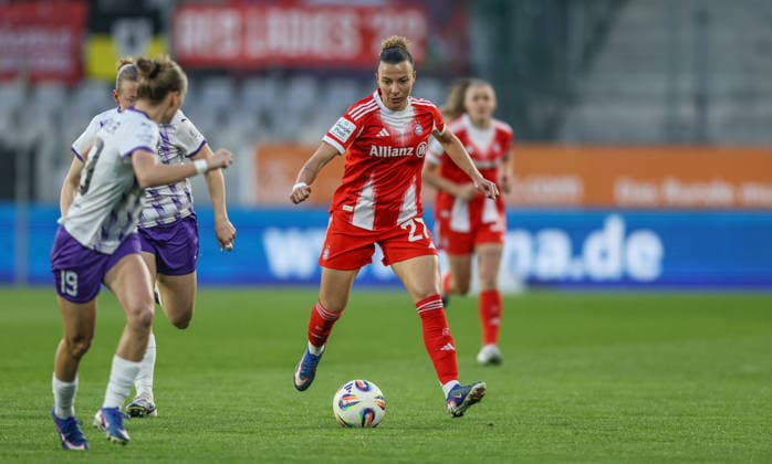 GER, Essen, SGS Essen vs FC Bayern München, Google Pixel Frauen Bundesliga, Fussball, DFB, Spielzeit 2025 2026, Stadion an der Hafenstraße , 21. Spieltag im Bild v.l.: Beke Sterner (SGS Essen Frauen 19), Arianna Caruso (Bayern München Frauen 27) DFB DFL REGULATIONS PROHIBIT ANY USE OF PHOTOGRAPHS AS IMAGE SEQUENCES AND OR QUASI-VIDEO, 20.03.2026 Copyright: HMBxMedia HendrikxHamelau