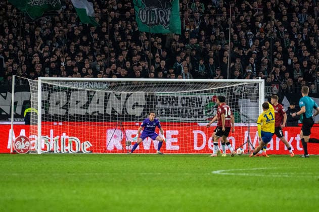 Deutschland: Fussball 2. Bundesliga, 27. Spieltag 2025 2026, Hannover 96 - Eintracht Braunschweig am 20.03. in Hannover (Heinz von Heiden Arena): Johan Gomez (Eintracht Braunschweig 44) Schuss