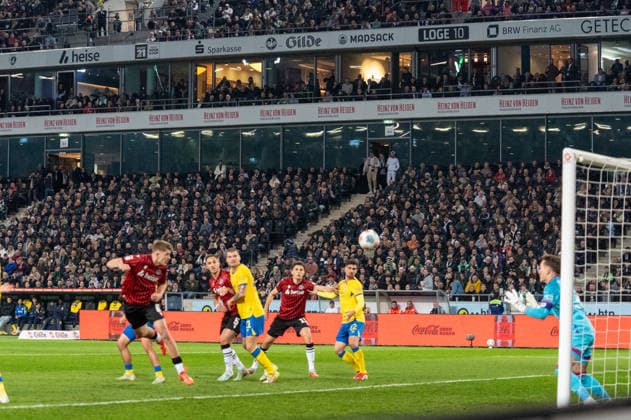 Deutschland: Fussball 2. Bundesliga, 27. Spieltag 2025 2026, Hannover 96 - Eintracht Braunschweig am 20.03. in Hannover (Heinz von Heiden Arena): Tor zum 1:0 Maik Nawrocki (Hannover 96 6)