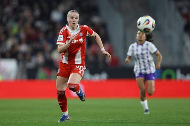 Franziska Kett (FC Bayern München) in Aktion, am Ball, Einzelaktion waehrend des Spiels der Frauen Bundesliga zwischen SGS Essen und Bayern München, Stadion an der Hafenstraße am 20. März in Essen, Deutschland. (Foto von Oliver Kaelke DeFodi Images) +++ Franziska Kett (FC Bayern München) controls the ball during the Woman Bundesliga match between SGS Essen and Bayern München at Stadion an der Hafenstraße on March 20, 2026 in Cologne, Germany. (Photo by Oliver Kaelke DeFodi Images) DFL regulations prohibit any use of photographs as image sequences and or quasi-video. (Photo by Oliver Kaelke DeFodi Images) -