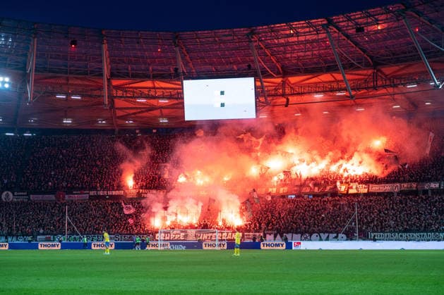 2. Bundesliga - Hannover 96 - Eintracht Braunschweig am 20.03.2026 in der HDI Arena in Hannover Fans von Hoover 96 zuenden bengalisches Feuer beim Derby in Hannover