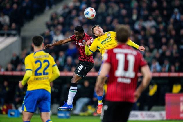 20.03.2026 - Fußball, 2025 2026, 2. Bundesliga, 27. Spieltag, Hannover 96 - Eintracht Braunschweig: (L-R) William Kokolo (Hannover), Jovan Mijatovic (Braunschweig) DFL REGULATIONS PROHIBIT ANY USE OF PHOTOGRAPHS AS IMAGE SEQUENCES AND OR QUASI-VIDEO.