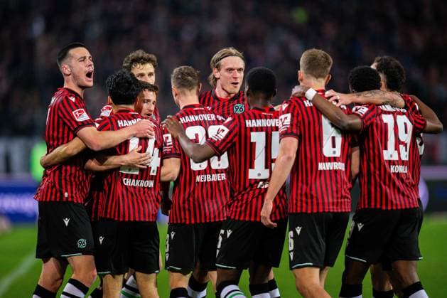 20.03.2026 - Fußball, 2025 2026, 2. Bundesliga, 27. Spieltag, Hannover 96 - Eintracht Braunschweig: Jubeltraube nach dem Tor zum 1:0 von Maik Nawrocki (Hannover), (L-R) Bastian Allgeier (Hannover), Husseyn Chakroun (Hannover), Enzo Leopold (Hannover), Maurice Neubauer (Hannover), Stefan Teitur Thordarson (Hannover), Noel Aseko (Hannover), Maik Nawrocki (Hannover), William Kokolo (Hannover) DFL REGULATIONS PROHIBIT ANY USE OF PHOTOGRAPHS AS IMAGE SEQUENCES AND OR QUASI-VIDEO.