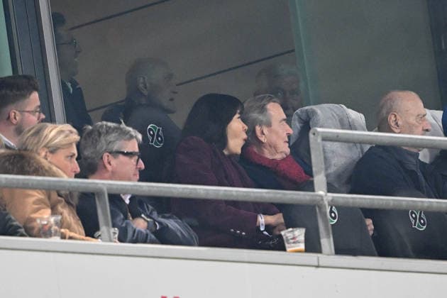 2. Bundesliga - Hannover 96 - Eintracht Braunschweig am 20.03.2026 in der HDI Arena in Hannover Martin Kind hinter Ex- Bundeskanzler Gerhard Schröder Schroeder mit Ehefrau So-yeon Schröder-Kim im Stadion in der Loge