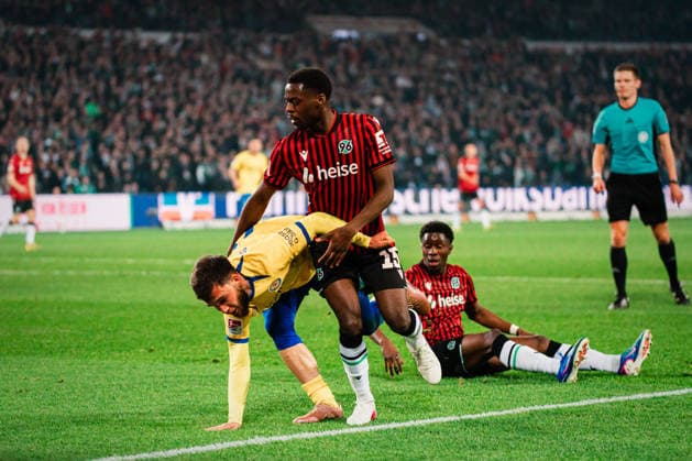 2. Bundesliga: Hannover 96 vs. Eintracht Braunschweig, 20.03.2026 William Joseph Gabriel Kokolo (Hannover 96, 19) und Mehmet Can Aydin (Eintracht Braunschweig, 8) geraten einander, Rudelbildung; Fußball, 2. Bundesliga, 27. Spieltag: Hannover 96 vs. Eintracht Braunschweig am 20.03.2026 in der Heinz von Heiden Arena, Hannover DFL REGULATIONS PROHIBIT ANY USE OF PHOTOGRAPHS AS IMAGE SEQUENCES AND OR QUASI-VIDEO.