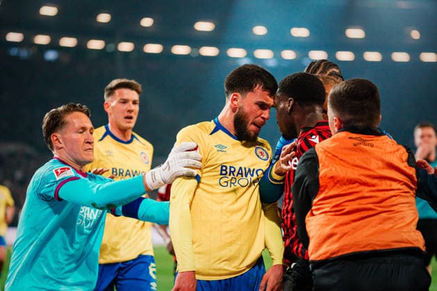 2. Bundesliga: Hannover 96 vs. Eintracht Braunschweig, 20.03.2026 William Joseph Gabriel Kokolo (Hannover 96, 19) und Mehmet Can Aydin (Eintracht Braunschweig, 8) geraten einander, Rudelbildung; Fußball, 2. Bundesliga, 27. Spieltag: Hannover 96 vs. Eintracht Braunschweig am 20.03.2026 in der Heinz von Heiden Arena, Hannover DFL REGULATIONS PROHIBIT ANY USE OF PHOTOGRAPHS AS IMAGE SEQUENCES AND OR QUASI-VIDEO.