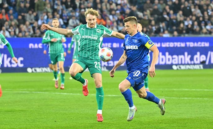 20.03.2026 - Fussball - Saison 2025 2026 - 2. Fussball - Bundesliga - 27. Spieltag: Karlsruher SC KSC Karlsruhe - SpVgg Greuther Fürth SGF ( Kleeblatt ) - Sportfoto Zink MeZi - xmexzix - DFL regulations prohibit any use of photographs as image sequences and or quasi-video - only for editorial use - Jannik Dehm ( 23, SpVgg Greuther Fürth ) Marvin Wanitzek (10, Karlsruher SC KSC, rechts )