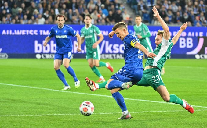 20.03.2026 - Fussball - Saison 2025 2026 - 2. Fussball - Bundesliga - 27. Spieltag: Karlsruher SC KSC Karlsruhe - SpVgg Greuther Fürth SGF ( Kleeblatt ) - Sportfoto Zink MeZi - xmexzix - DFL regulations prohibit any use of photographs as image sequences and or quasi-video - only for editorial use - Marvin Wanitzek (10, Karlsruher SC KSC ) Jannik Dehm ( 23, SpVgg Greuther Fürth, rechts )