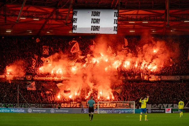Deutschland: Fussball 2. Bundesliga, 27. Spieltag 2025 2026, Hannover 96 - Eintracht Braunschweig am 20.03. in Hannover (Heinz von Heiden Arena): Tor zum 1:0 Maik Nawrocki (Hannover 96 6) Jubel Freude Emotionen Torjubel