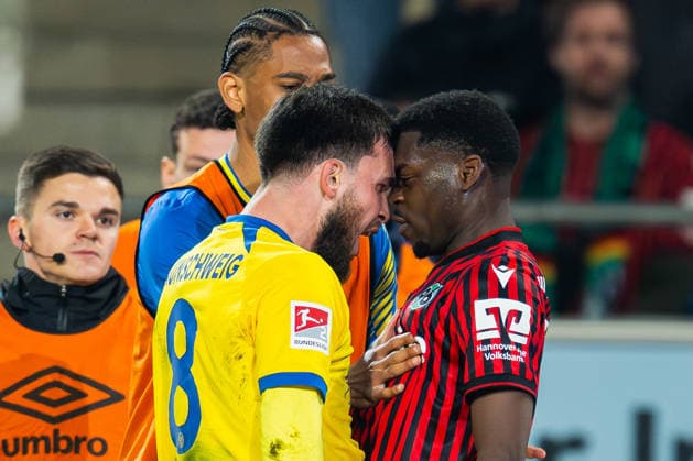20.03.2026 - Fußball, 2025 2026, 2. Bundesliga, 27. Spieltag, Hannover 96 - Eintracht Braunschweig: (L-R) Mehmet Aydin (Braunschweig), Noel Aseko (Hannover) DFL REGULATIONS PROHIBIT ANY USE OF PHOTOGRAPHS AS IMAGE SEQUENCES AND OR QUASI-VIDEO.
