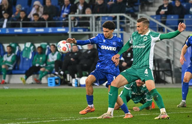 20.03.2026 - Fussball - Saison 2025 2026 - 2. Fussball - Bundesliga - 27. Spieltag: Karlsruher SC KSC Karlsruhe - SpVgg Greuther Fürth SGF ( Kleeblatt ) - Sportfoto Zink MeZi - xmexzix - DFL regulations prohibit any use of photographs as image sequences and or quasi-video - only for editorial use - Louey Ben Farhat (19, Karlsruher SC KSC ) Philipp Ziereis (4, SpVgg Greuther Fürth, rechts )
