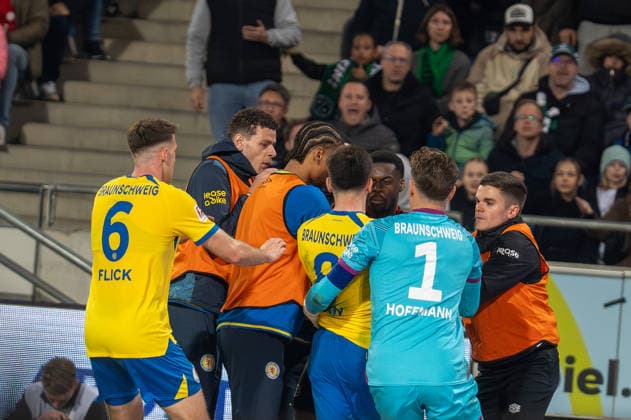 Deutschland: Fussball 2. Bundesliga, 27. Spieltag 2025 2026, Hannover 96 - Eintracht Braunschweig am 20.03. in Hannover (Heinz von Heiden Arena): Rudelbildung Noel Aseko Nkili (Hannover 96 15) Mehmet Aydin (Eintracht Braunschweig 8)