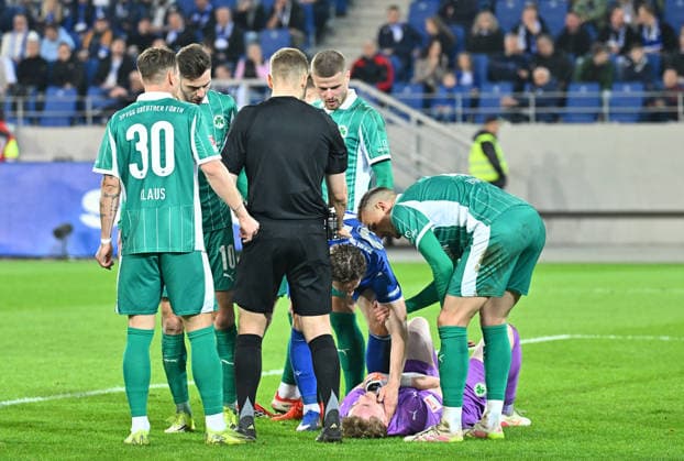 20.03.2026 - Fussball - Saison 2025 2026 - 2. Fussball - Bundesliga - 27. Spieltag: Karlsruher SC KSC Karlsruhe - SpVgg Greuther Fürth SGF ( Kleeblatt ) - Sportfoto Zink MeZi - xmexzix - DFL regulations prohibit any use of photographs as image sequences and or quasi-video - only for editorial use - Silas Prüfrock (43, SpVgg Greuther Fürth ) angeschlagen am Boden nach Foul von Christoph Kobald (22, Karlsruher SC KSC )
