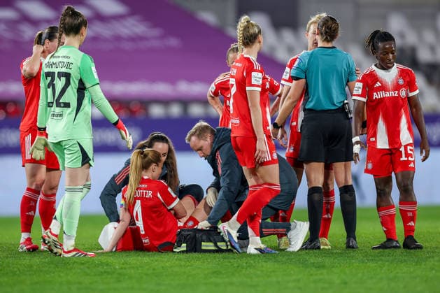 20.03.2026, Fußball, 1. Frauen Bundesliga, SGS Essen - FC Bayern München, Stadion Hafenstraße, Google Pixel Frauenbundesliga, 21. Spieltag, Saison 2025 2026: Glodis Viggosdottir (FC Bayern Muenchen 04) muss verletzt am Kopf medizinisch behandelt werden Kinn DFB regulations prohibit any use of photographs as image sequences and or quasi-video. Nordrhein-Westfalen Deutschland