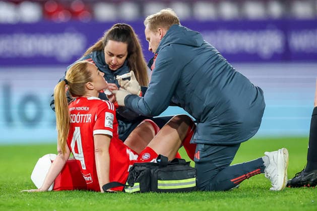20.03.2026, Fußball, 1. Frauen Bundesliga, SGS Essen - FC Bayern München, Stadion Hafenstraße, Google Pixel Frauenbundesliga, 21. Spieltag, Saison 2025 2026: Glodis Viggosdottir (FC Bayern Muenchen 04) muss verletzt am Kopf medizinisch behandelt werden Kinn DFB regulations prohibit any use of photographs as image sequences and or quasi-video. Nordrhein-Westfalen Deutschland