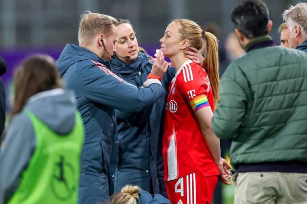 20.03.2026, Fußball, 1. Frauen Bundesliga, SGS Essen - FC Bayern München, Stadion Hafenstraße, Google Pixel Frauenbundesliga, 21. Spieltag, Saison 2025 2026: Glodis Viggosdottir (FC Bayern Muenchen 04) muss verletzt am Kopf medizinisch behandelt werden Kinn DFB regulations prohibit any use of photographs as image sequences and or quasi-video. Nordrhein-Westfalen Deutschland
