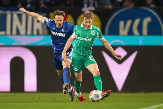Jannik Dehm (SpVgg Greuther Fuerth, 23) im Zweikampf mit Christoph Kobald (Karlsruher SC, 22), Karlsruher SC vs. SpVgg Greuther Fuerth, 2. Bundesliga, 27. Spieltag, 2025 2026, 20.03.2026, DFL REGULATIONS PROHIBIT ANY USE OF PHOTOGRAPHS AS IMAGE SEQUENCES AND OR QUASI-VIDEO, Karlsruher SC vs. SpVgg Greuther Fuerth, 2. Bundesliga, 27. Spieltag, 2025 2026, 20.03.2026 Karlsruhe