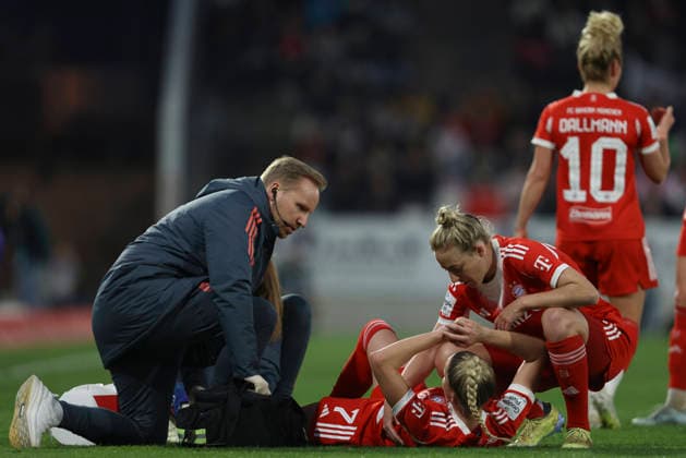 Giulia Gwinn (FC Bayern München) liegt verletzt am Boden waehrend des Spiels der Frauen Bundesliga zwischen SGS Essen und Bayern München, Stadion an der Hafenstraße am 20. März in Essen, Deutschland. (Foto von Oliver Kaelke DeFodi Images) +++ Giulia Gwinn (FC Bayern München) injured on the ground during the Woman Bundesliga match between SGS Essen and Bayern München at Stadion an der Hafenstraße on March 20, 2026 in Cologne, Germany. (Photo by Oliver Kaelke DeFodi Images) DFL regulations prohibit any use of photographs as image sequences and or quasi-video. (Photo by Oliver Kaelke DeFodi Images) -