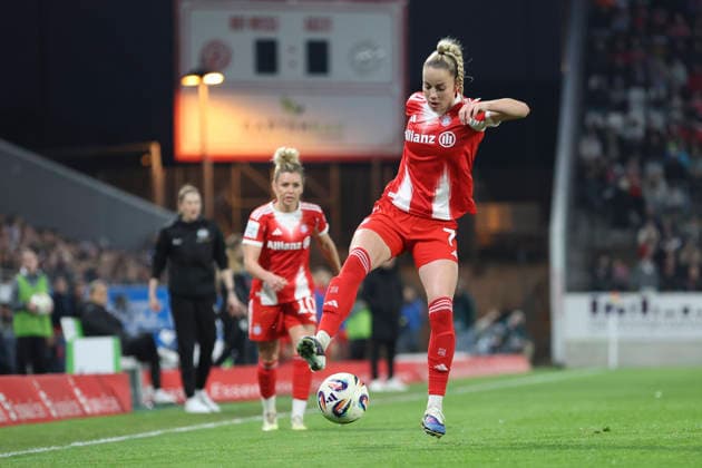 Giulia Gwinn (FC Bayern München) in Aktion, am Ball, Einzelaktion waehrend des Spiels der Frauen Bundesliga zwischen SGS Essen und Bayern München, Stadion an der Hafenstraße am 20. März in Essen, Deutschland. (Foto von Oliver Kaelke DeFodi Images) +++ Giulia Gwinn (FC Bayern München) controls the ball during the Woman Bundesliga match between SGS Essen and Bayern München at Stadion an der Hafenstraße on March 20, 2026 in Cologne, Germany. (Photo by Oliver Kaelke DeFodi Images) DFL regulations prohibit any use of photographs as image sequences and or quasi-video. (Photo by Oliver Kaelke DeFodi Images) -