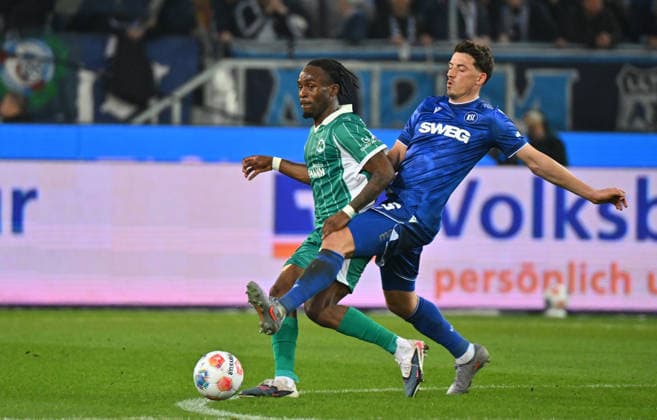 20.03.2026 - Fussball - Saison 2025 2026 - 2. Fussball - Bundesliga - 27. Spieltag: Karlsruher SC KSC Karlsruhe - SpVgg Greuther Fürth SGF ( Kleeblatt ) - Sportfoto Zink MeZi - xmexzix - DFL regulations prohibit any use of photographs as image sequences and or quasi-video - only for editorial use - Noel Futkeu (9, SpVgg Greuther Fürth ) Nicolai Rapp (6, Karlsruher SC KSC, rechts )
