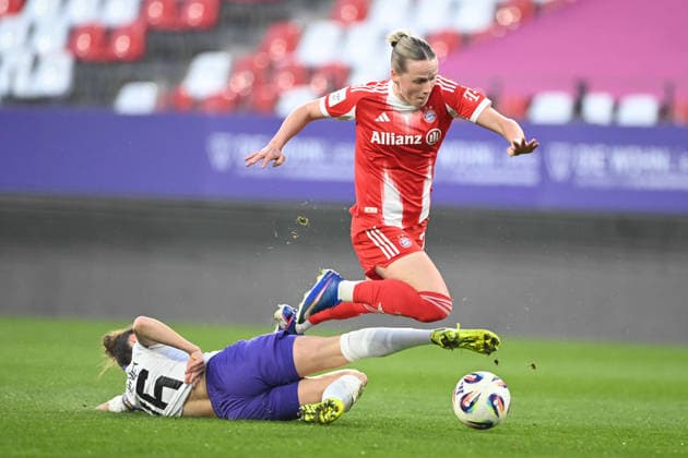 Jacqueline MEISSNER (Meißner, SGS Essen) foult Franziska KETT (M) und erhaelt die Rote Karte, Platzverweis, SGS Essen - FC Bayern Muenchen Fussball Google Pixel Bundesliga der Frauen Saison 2025 2026, 21.Spieltag, Spieltag21 am 20.03.2026 im Stadion an der Hafenstrasse Essen, Â
