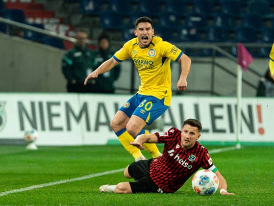 Enzo Leopold (Hannover 96, 08) graetscht in Robin Heusser (Eintracht Braunschweig, 30) rein Hannover 96 vs. Eintracht Braunschweig, Fussball, 2. Bundesliga, 27. Spieltag, Saison 2025 2026, 20.03.2026 DFL REGULATIONS PROHIBIT ANY USE OF PHOTOGRAPHS AS IMAGE SEQUENCES AND OR QUASI-VIDEO, Hannover 96 vs. Eintracht Braunschweig, Fussball, 2. Bundesliga, 27. Spieltag, Saison 2025 2026, 20.03.2026 Hannover