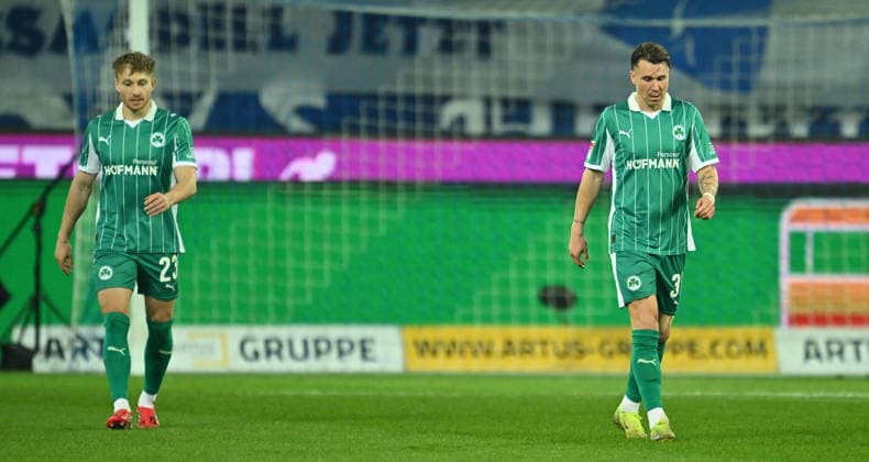 20.03.2026 - Fussball - Saison 2025 2026 - 2. Fussball - Bundesliga - 27. Spieltag: Karlsruher SC KSC Karlsruhe - SpVgg Greuther Fürth SGF ( Kleeblatt ) - Sportfoto Zink - xwoxzix - DFL regulations prohibit any use of photographs as image sequences and or quasi-video - only for editorial use - Jannik Dehm ( 23, SpVgg Greuther Fürth ) Felix Klaus (30, SpVgg Greuther Fürth ) enttäuscht Enttäuschung