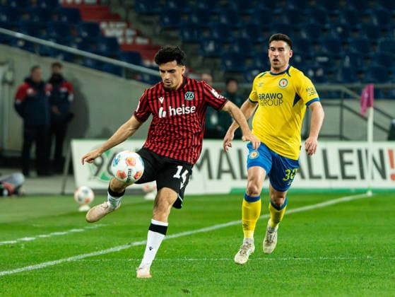 Husseyn Chakroun (Hannover 96, 14) nach dem Zweikampf gegen Robin Heusser (Eintracht Braunschweig, 30) Hannover 96 vs. Eintracht Braunschweig, Fussball, 2. Bundesliga, 27. Spieltag, Saison 2025 2026, 20.03.2026 DFL REGULATIONS PROHIBIT ANY USE OF PHOTOGRAPHS AS IMAGE SEQUENCES AND OR QUASI-VIDEO, Hannover 96 vs. Eintracht Braunschweig, Fussball, 2. Bundesliga, 27. Spieltag, Saison 2025 2026, 20.03.2026 Hannover
