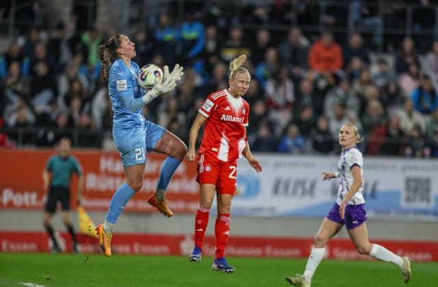 GER, Essen, SGS Essen vs FC Bayern München, Google Pixel Frauen Bundesliga, Fussball, DFB, Spielzeit 2025 2026, Stadion an der Hafenstraße , 21. Spieltag im Bild v.l.: Luisa Palmen (SGS Essen Frauen 21), Pernille Harder (Bayern München 21) DFB DFL REGULATIONS PROHIBIT ANY USE OF PHOTOGRAPHS AS IMAGE SEQUENCES AND OR QUASI-VIDEO, 20.03.2026 Copyright: HMBxMedia HendrikxHamelau