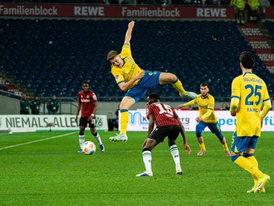Florian Flick (Eintracht Braunschweig, 06) im Zweikampf gegen Noel Aseko Nkili (Hannover 96, 15) Hannover 96 vs. Eintracht Braunschweig, Fussball, 2. Bundesliga, 27. Spieltag, Saison 2025 2026, 20.03.2026 DFL REGULATIONS PROHIBIT ANY USE OF PHOTOGRAPHS AS IMAGE SEQUENCES AND OR QUASI-VIDEO, Hannover 96 vs. Eintracht Braunschweig, Fussball, 2. Bundesliga, 27. Spieltag, Saison 2025 2026, 20.03.2026 Hannover