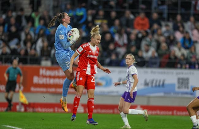 GER, Essen, SGS Essen vs FC Bayern München, Google Pixel Frauen Bundesliga, Fussball, DFB, Spielzeit 2025 2026, Stadion an der Hafenstraße , 21. Spieltag im Bild v.l.: Luisa Palmen (SGS Essen Frauen 21), Pernille Harder (Bayern München 21) DFB DFL REGULATIONS PROHIBIT ANY USE OF PHOTOGRAPHS AS IMAGE SEQUENCES AND OR QUASI-VIDEO, 20.03.2026 Copyright: HMBxMedia HendrikxHamelau