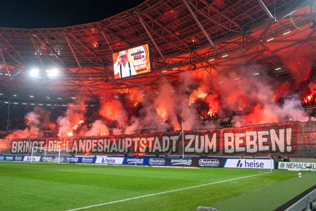 2. Bundesliga - Hannover 96 - Eintracht Braunschweig am 20.03.2026 in der HDI Arena in Hannover Fans von Hoover 96 zuenden bengalisches Feuer beim Derby in Hannover