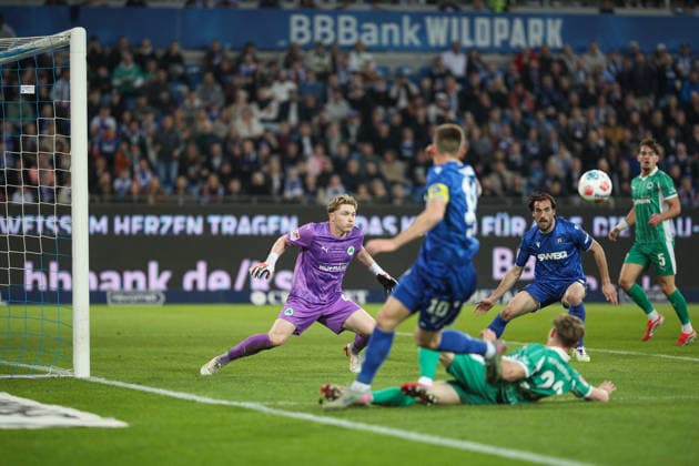 Roko Simic (Karlsruher SC, 09) mit der grossen Chance auf den Ausgleich, Karlsruher SC vs. SpVgg Greuther Fuerth, 2. Bundesliga, 27. Spieltag, 2025 2026, 20.03.2026, DFL REGULATIONS PROHIBIT ANY USE OF PHOTOGRAPHS AS IMAGE SEQUENCES AND OR QUASI-VIDEO, Karlsruher SC vs. SpVgg Greuther Fuerth, 2. Bundesliga, 27. Spieltag, 2025 2026, 20.03.2026 Karlsruhe