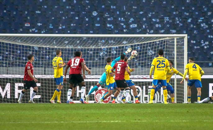 Deutschland: Fussball 2.Bundesliga 2025 2026, 27. Spieltag - Hannover 96 vs Eintracht Braunschweig- Heinz von Heiden Arena Stadion (Hannover): Torchance Ron-Thorben Hoffmann (Eintracht Braunschweig, 1) Hannover