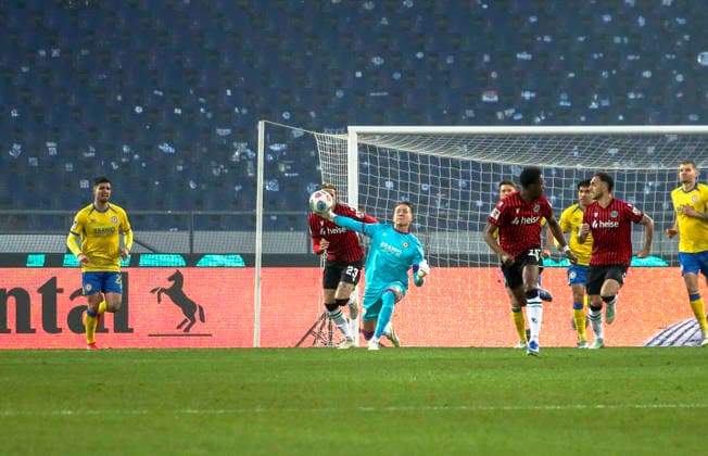 Deutschland: Fussball 2.Bundesliga 2025 2026, 27. Spieltag - Hannover 96 vs Eintracht Braunschweig- Heinz von Heiden Arena Stadion (Hannover): Ron-Thorben Hoffmann (Eintracht Braunschweig, 1) Hannover