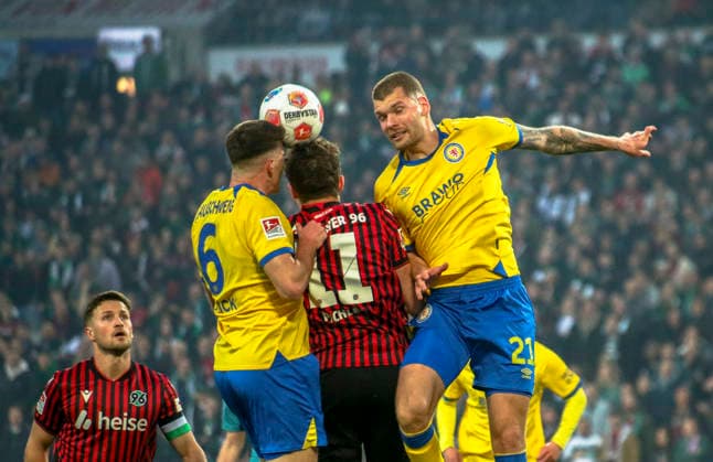 Deutschland: Fussball 2.Bundesliga 2025 2026, 27. Spieltag - Hannover 96 vs Eintracht Braunschweig- Heinz von Heiden Arena Stadion (Hannover): Benedikt Pichler (Hannover 96, 11) Kevin Ehlers (Eintracht Braunschweig, 21) Florian Flick (Eintracht Braunschweig, 6) Hannover