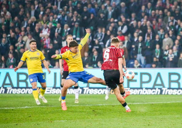 Deutschland: Fussball 2.Bundesliga 2025 2026, 27. Spieltag - Hannover 96 vs Eintracht Braunschweig- Heinz von Heiden Arena Stadion (Hannover): Maik Nawrocki (Hannover 96, 6) Elhan Kastrati (Eintracht Braunschweig, 13) Hannover