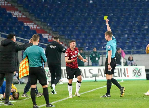 Deutschland: Fussball 2.Bundesliga 2025 2026, 27. Spieltag - Hannover 96 vs Eintracht Braunschweig- Heinz von Heiden Arena Stadion (Hannover): Gelbe Karte für Spieler Enzo Leopold (Hannover 96, 8) Hannover