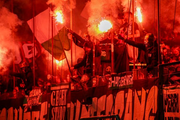 Deutschland: Fussball 2.Bundesliga 2025 2026, 27. Spieltag - Hannover 96 vs Eintracht Braunschweig- Heinz von Heiden Arena Stadion (Hannover): Zuschauer, Fans, Tribüne, Fahne, Transparent, Spruchband, Choreographie, Fanchoreo, Hannover