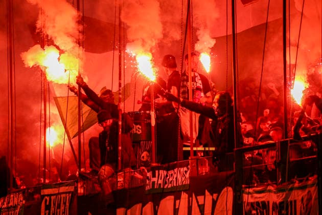 Deutschland: Fussball 2.Bundesliga 2025 2026, 27. Spieltag - Hannover 96 vs Eintracht Braunschweig- Heinz von Heiden Arena Stadion (Hannover): Zuschauer, Fans, Tribüne, Fahne, Transparent, Spruchband, Choreographie, Fanchoreo, Hannover