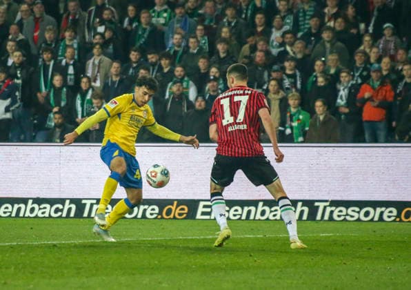 Deutschland: Fussball 2.Bundesliga 2025 2026, 27. Spieltag - Hannover 96 vs Eintracht Braunschweig- Heinz von Heiden Arena Stadion (Hannover): Torchance Johan Gomez Johan Gomez (Eintracht Braunschweig, 44) Hannover