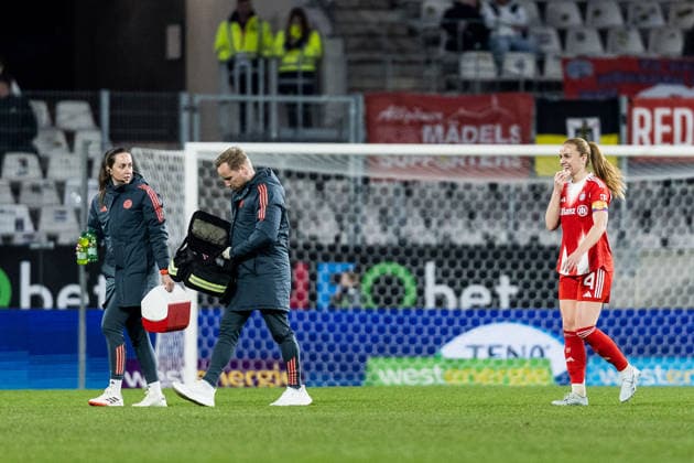 GOOGLE PIXEL Frauen Bundesliga, SGS Essen - FC Bayern München; 20.03.2026 Glodis Perla Viggosdottir (FC Bayern München, 4) lachend nach Zweikampf und Verletzung GOOGLE PIXEL Frauen Bundesliga, SGS Essen - FC Bayern München, Essen, Stadion an der Hafenstrasse am 20.03.2026 DFB REGULATIONS PROHIBIT ANY USE OF PHOTOGRAPHS AS IMAGE SEQUENCES AND OR QUASI-VIDEO. Copyright: xBEAUTIFULxSPORTS Wunderlx