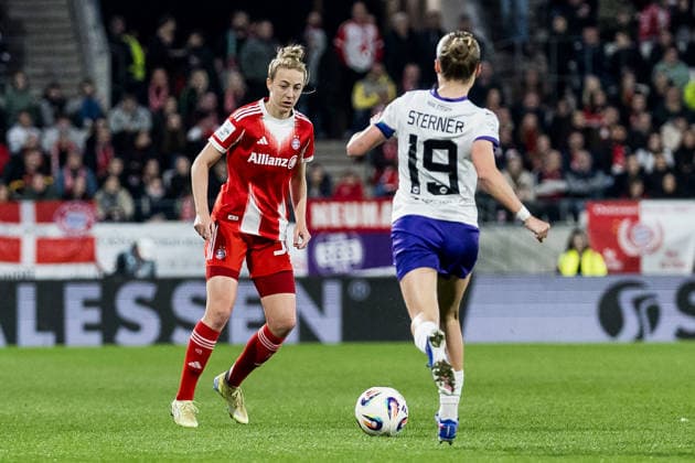GOOGLE PIXEL Frauen Bundesliga, SGS Essen - FC Bayern München; 20.03.2026 Zweikampf Carolin Simon (FC Bayern München, 30), Beke Sterner (SGS Essen, 19) GOOGLE PIXEL Frauen Bundesliga, SGS Essen - FC Bayern München, Essen, Stadion an der Hafenstrasse am 20.03.2026 DFB REGULATIONS PROHIBIT ANY USE OF PHOTOGRAPHS AS IMAGE SEQUENCES AND OR QUASI-VIDEO. Copyright: xBEAUTIFULxSPORTS Wunderlx