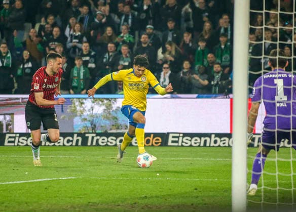 Deutschland: Fussball 2.Bundesliga 2025 2026, 27. Spieltag - Hannover 96 vs Eintracht Braunschweig- Heinz von Heiden Arena Stadion (Hannover): Torchance Johan Gomez Johan Gomez (Eintracht Braunschweig, 44) Hannover