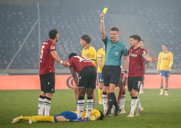Deutschland: Fussball 2.Bundesliga 2025 2026, 27. Spieltag - Hannover 96 vs Eintracht Braunschweig- Heinz von Heiden Arena Stadion (Hannover): Gelbe Karte für Spieler William Kokolo (Hannover 96, 19) Hannover